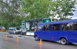 Inspektorzy z wykorzystaniem mobilnej jednostki diagnostycznej prowadzili szczegółowe kontrole stanu technicznego busów.