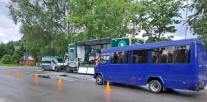Inspektorzy z wykorzystaniem mobilnej jednostki diagnostycznej prowadzili szczegółowe kontrole stanu technicznego busów.