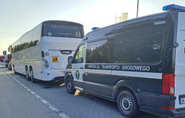 Inspektorzy zatrzymali do kontroli autobus, którego kierowca nie rejestrował czasu pracy.