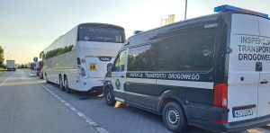 Inspektorzy zatrzymali do kontroli autobus, którego kierowca nie rejestrował czasu pracy.