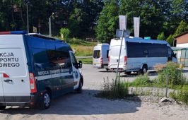 Małopolscy inspektorzy przeprowadzili kontrolę drogową autobusu na terenie dworca w Miechowie.