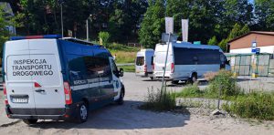 Małopolscy inspektorzy przeprowadzili kontrolę drogową autobusu na terenie dworca w Miechowie.