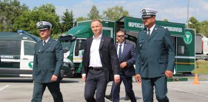 Wizyta Prezydenta RP Andrzeja Dudy w punkcie kontrolnym Inspekcji Transportu Drogowego w Morawicy w Małopolsce.