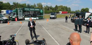 Wizyta Prezydenta RP Andrzeja Dudy w punkcie kontrolnym Inspekcji Transportu Drogowego w Morawicy w Małopolsce.