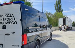 Inspektorzy zatrzymali do kontroli drogowej samochód ciężarowy, którym przewożone były artykuły spożywcze.