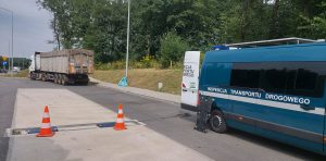 Małopolscy inspektorzy zatrzymali do kontroli zespół pojazdów, którym wykonywany był krajowy transport drogowy odpadów na trasie Kraków – Sosnowiec.