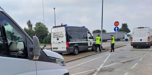Małopolscy inspektorzy podczas procedury ważenia na autostradzie A4.