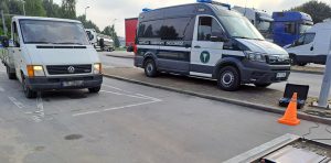 Pojazd do 3,5 t zbliża się do stanowiska ważenia.