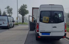 Małopolscy inspektorzy zatrzymali do kontroli autobus, którym było przewożonych 20 dzieci do szkoły.