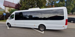Inspektorzy zatrzymali do kontroli drogowej autobus, którym przewożonych było 16 dzieci do Szkoły Podstawowej.