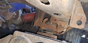 Fatalny stan techniczny autobusu, na fotografii pęknięty element konstrukcyjny pojazdu.