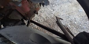 Zauważono pęknięte poprzeczki z prawej i lewej strony podwozia kontrolowanego autobusu.