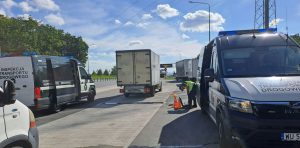 W dniach 21-22 września 2023r. na krakowskich ulicach, małopolscy inspektorzy zważyli 17 pojazdów dostawczych.