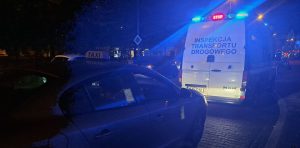 Samochód kontrolny ITD podczas nocnej akcji kontrolnej ukierunkowanej na zwalczanie „szarej strefy”.