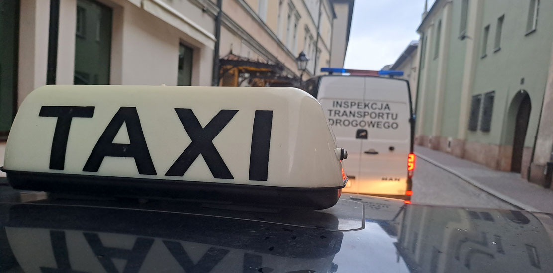 Inspektorzy na ulicach Krakowa prowadzili działania ukierunkowane na zwalczanie „szarej strefy” w przewozach osób taksówkami.