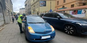 Inspektorzy na ulicach Krakowa prowadzili działania ukierunkowane na zwalczanie „szarej strefy” w przewozach osób taksówkami.