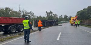 Ciężarówka z piaskiem przewróciła się na bariery energochłonne w pasie rozdziału.