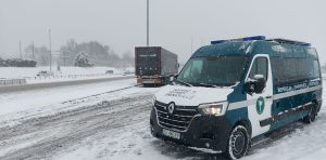 Małopolscy inspektorzy prowadzą czynności kontrolne mające na celu sprawdzanie, czy kierowcy pojazdów ciężarowych stosują się do obowiązku jazdy z łańcuchami.