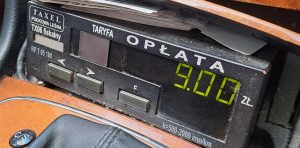 Pole wyświetlacza informującego o aktualnej taryfie było celowo zaklejone, uniemożliwiając pasażerowi jej odczyt.
