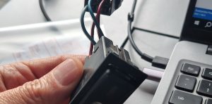 Inspektorzy stwierdzili uszkodzenie plomb zabezpieczających oraz podłączenie dodatkowego przełącznika zakłócającego prawidłowe funkcjonowanie urządzenia rejestrującego.