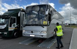 Zdjęcie ilustrujące podsumowanie akcji „Bezpieczny autokar – Wakacje 2025″.
