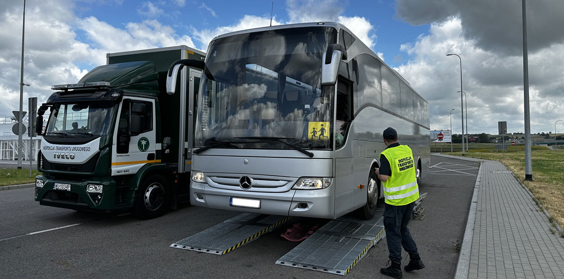 Zdjęcie ilustrujące podsumowanie akcji „Bezpieczny autokar – Wakacje 2025″.