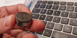 Wykryto próbę manipulacji zapisami czasu pracy kierowcy poprzez użycie magnesu zakłócającego działanie tachografu.