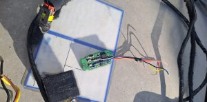 Kreatywna manipulacja, skuteczna kontrola - inspektorzy ITD wykryli niedozwolone urządzenie, tzw. wyłącznik tachografu.