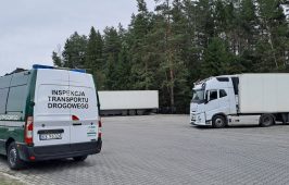 Z Polski do Dubaju bez zezwolenia - inspektorzy zatrzymali do kontroli drogowej pojazd członowy, którym turecki przewoźnik wykonywał międzynarodowy transport drogowy z Polski do Zjednoczonych Emiratów Arabskich.