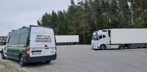 Z Polski do Dubaju bez zezwolenia - inspektorzy zatrzymali do kontroli drogowej pojazd członowy, którym turecki przewoźnik wykonywał międzynarodowy transport drogowy z Polski do Zjednoczonych Emiratów Arabskich.