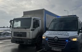 Inspektorzy z WITD w Krakowie zatrzymali do kontroli pojazd ciężarowy, którego kierujący zignorował znaki zmiennej treści nakazujące zjazd na parking.