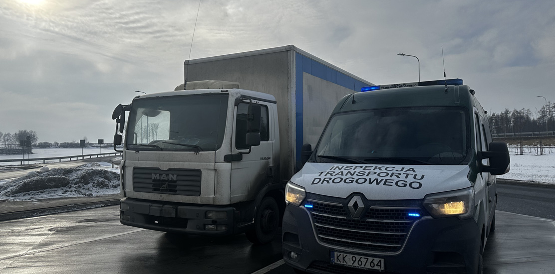 Inspektorzy z WITD w Krakowie zatrzymali do kontroli pojazd ciężarowy, którego kierujący zignorował znaki zmiennej treści nakazujące zjazd na parking.