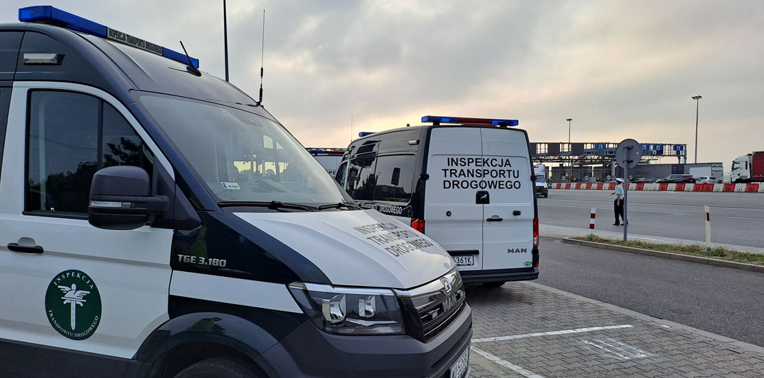 Zdjęcie ilustrujące pracę inspektorów ITD na autostradzie A4 w Balicach.